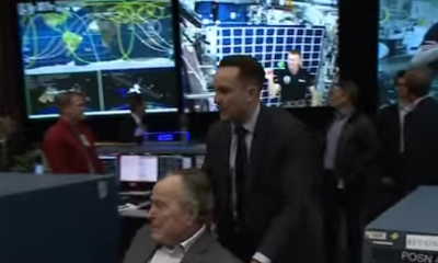 Georges Bush au premier plan, écran de contrôle du fake en arrière plan.
